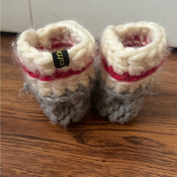NWOT MUFFLE UP merino wool grey and white infant knitted booties - Picture 6 of 9